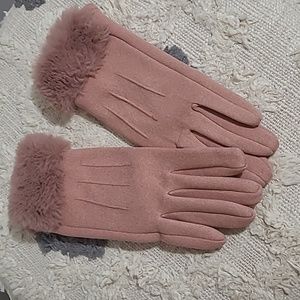 ❄️Soft, pink winter gloves with faux fur detail and texting fingertips 💕🎀